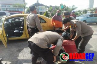 Kasubdit Dalmas Polda Riau, AKBP Bonni Fasius Siregar Bantu Warga Korban Kecelakaan Lalu Lintas di Depan GedungÂ  MTQ Pekanbaru